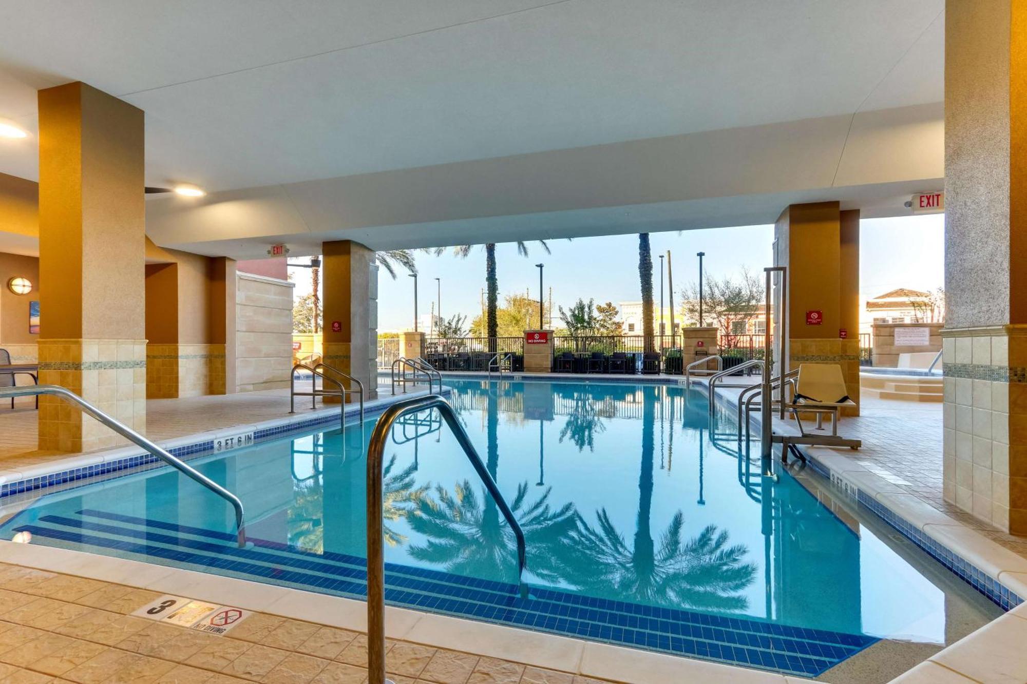 Drury Inn & Suites Orlando Near Universal Orlando Resort Екстер'єр фото